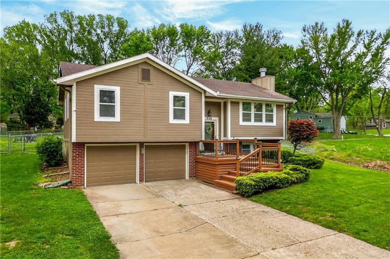 525 Noeleen Ln, Lee's Summit, MO 64086