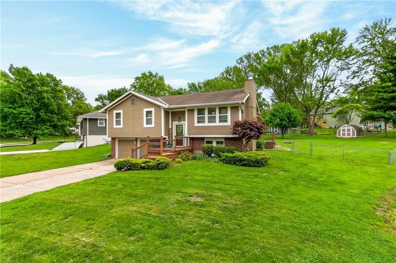 525 Noeleen Ln, Lee's Summit, MO 64086