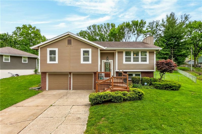 525 Noeleen Ln, Lee's Summit, MO 64086