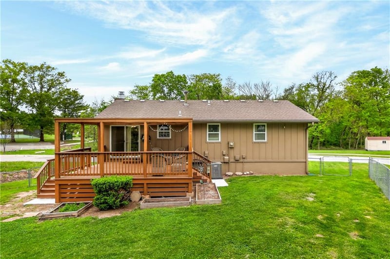 525 Noeleen Ln, Lee's Summit, MO 64086