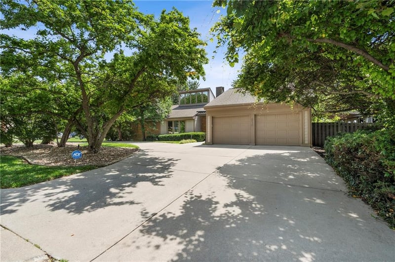 6130 Hodges Dr, Mission, KS 66205
