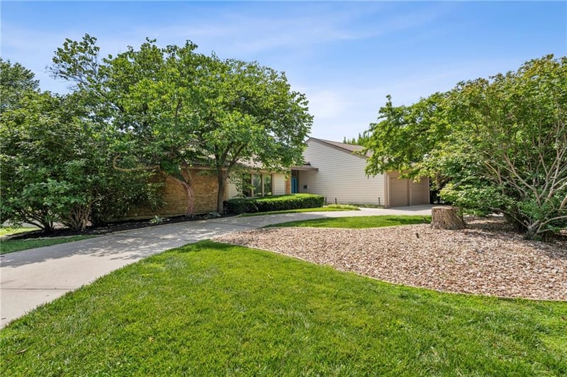 6130 Hodges Dr, Mission, KS 66205