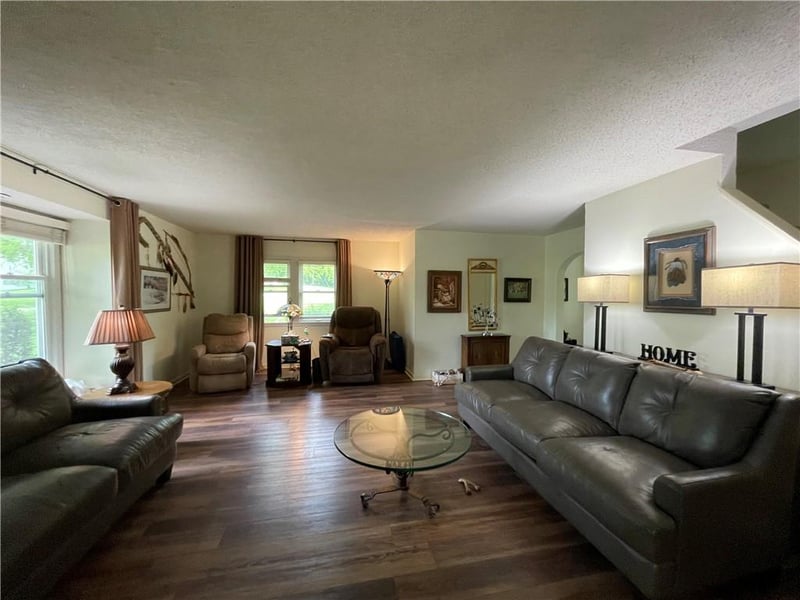 13905 Leavenworth Rd, Basehor, KS 66007