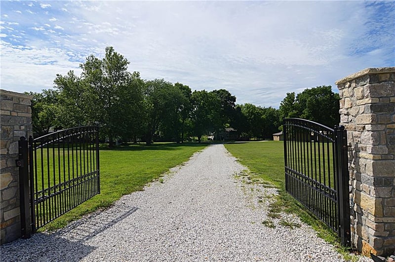 13905 Leavenworth Rd, Basehor, KS 66007