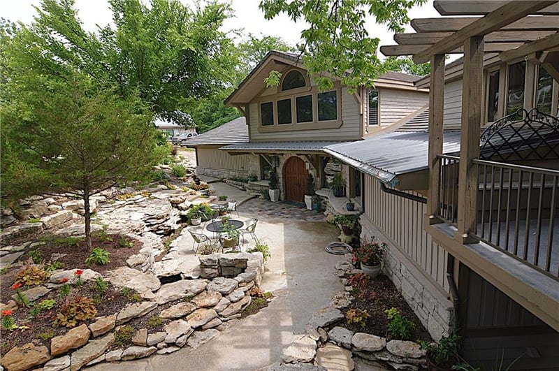 8424 Russell Rd, Oak Grove, MO 64075