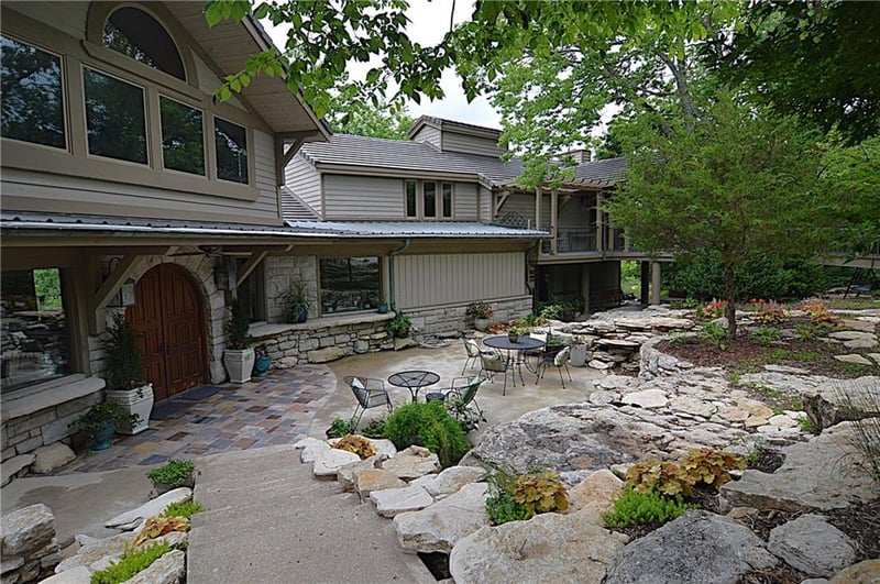 8424 Russell Rd, Oak Grove, MO 64075