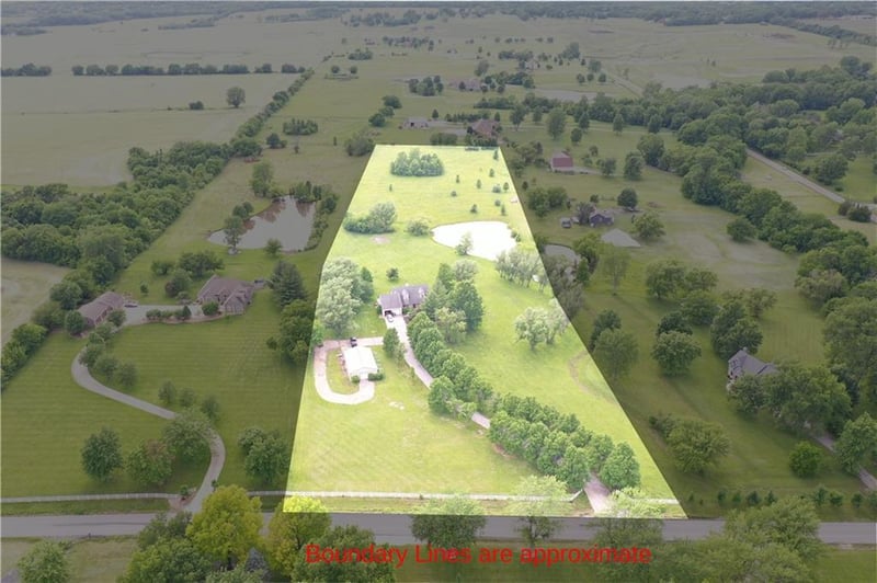 1010 Prairie Ln, Raymore, MO 64083