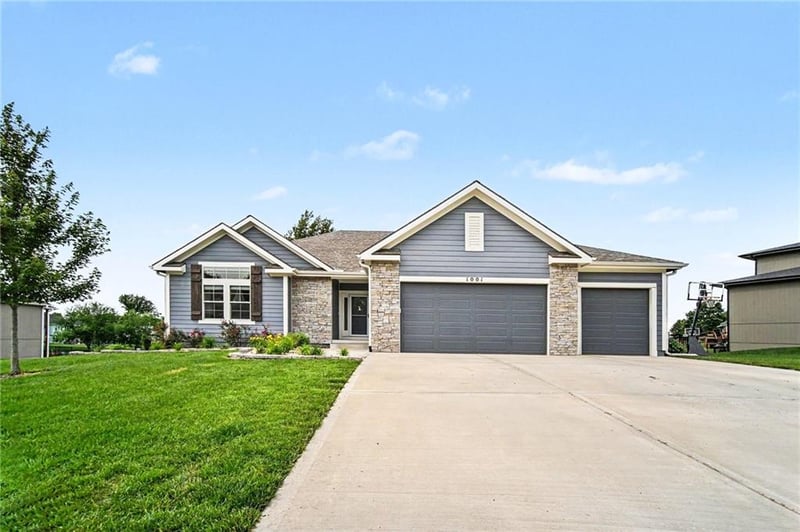 1001 Meadowbrook Dr, Kearney, MO 64060