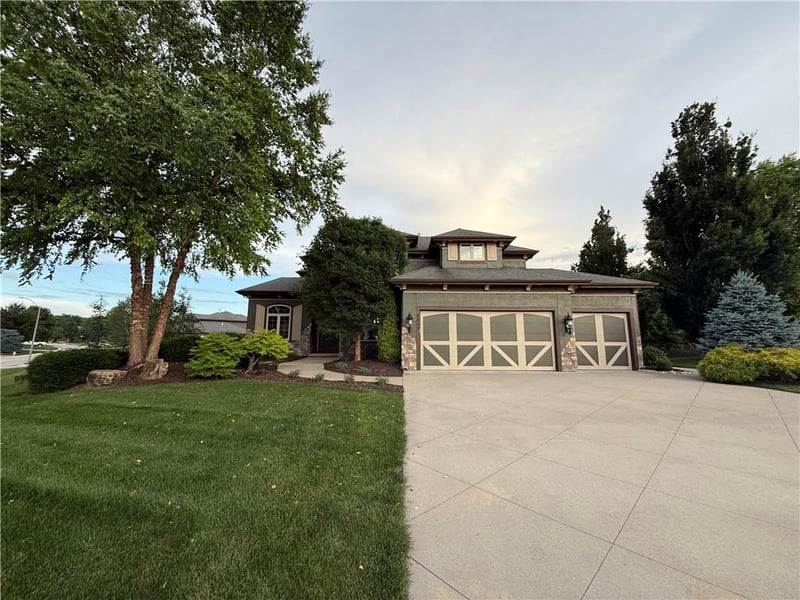 2437 Angel Fish Cir, Lee's Summit, MO 64086