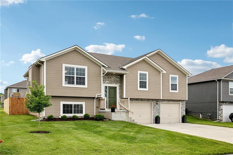 1003 Hilltop Ln, Grain Valley, MO 64029