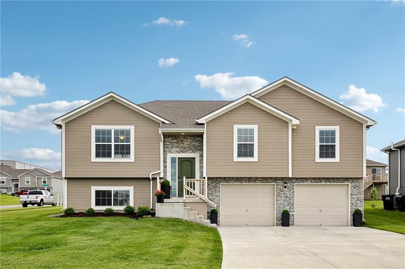 1003 Hilltop Ln, Grain Valley, MO 64029
