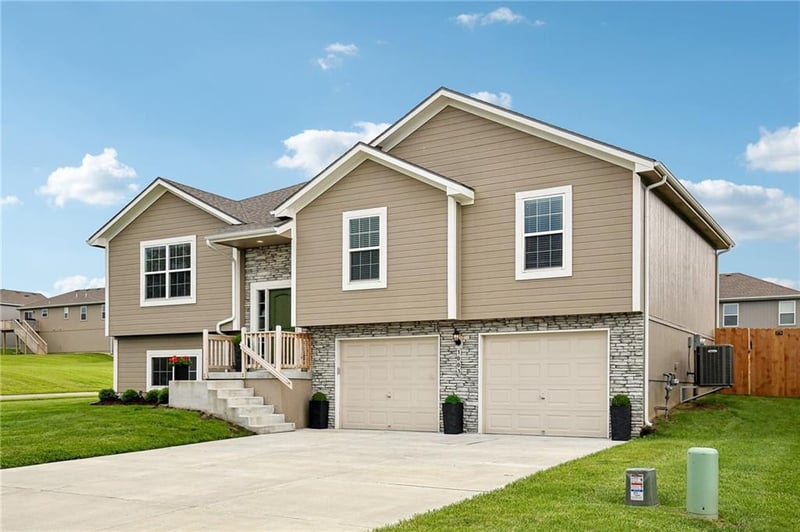 1003 Hilltop Ln, Grain Valley, MO 64029