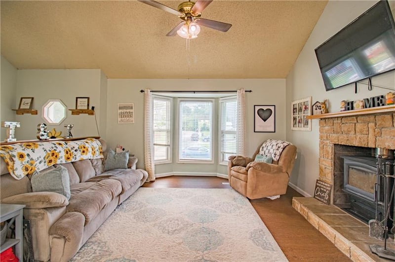 504 Dogwood Dr, Knob Noster, MO 65336