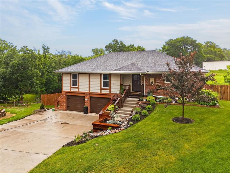 7135 Edge Hill Rd, Kansas City, MO 64152