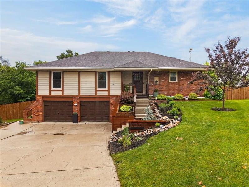 7135 Edge Hill Rd, Kansas City, MO 64152