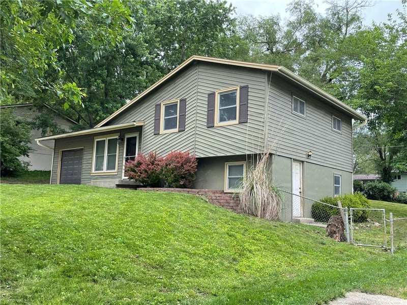 212 Jackson Ave, Liberty, MO 64068
