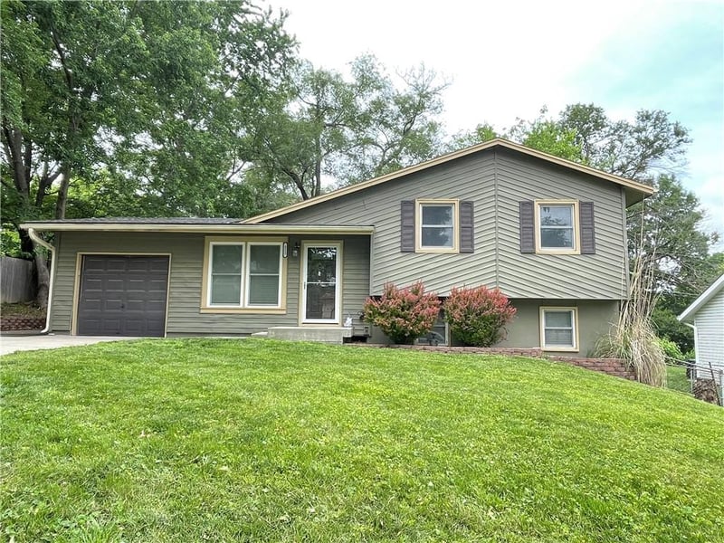 212 Jackson Ave, Liberty, MO 64068