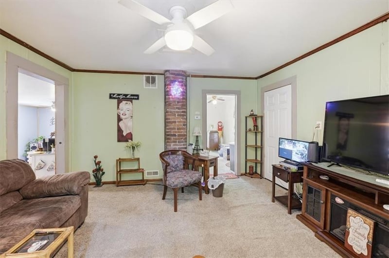 6910 Donahoo Rd, Kansas City, KS 66104