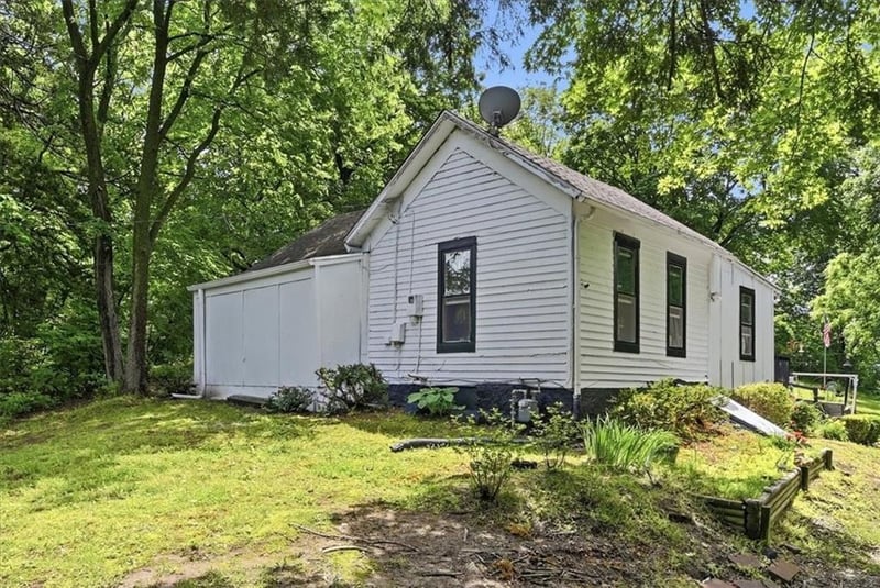6910 Donahoo Rd, Kansas City, KS 66104