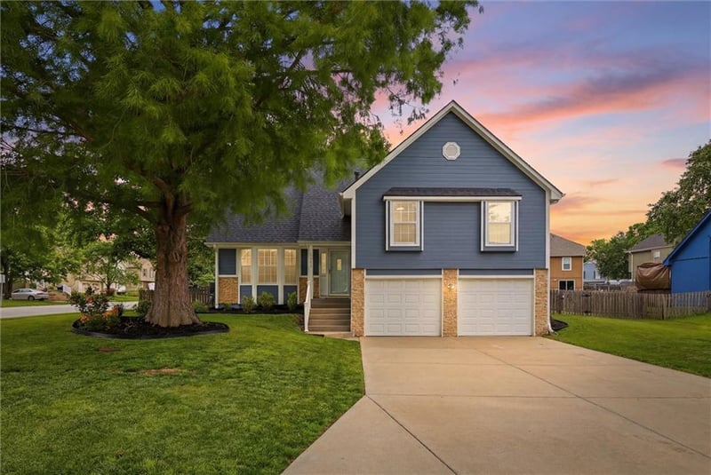 1906 Choctaw Dr, Greenwood, MO 64034