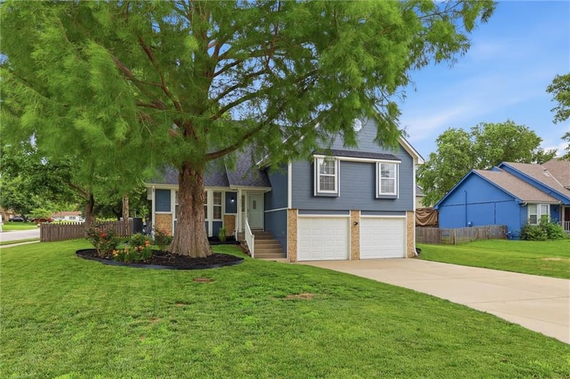 1906 Choctaw Dr, Greenwood, MO 64034