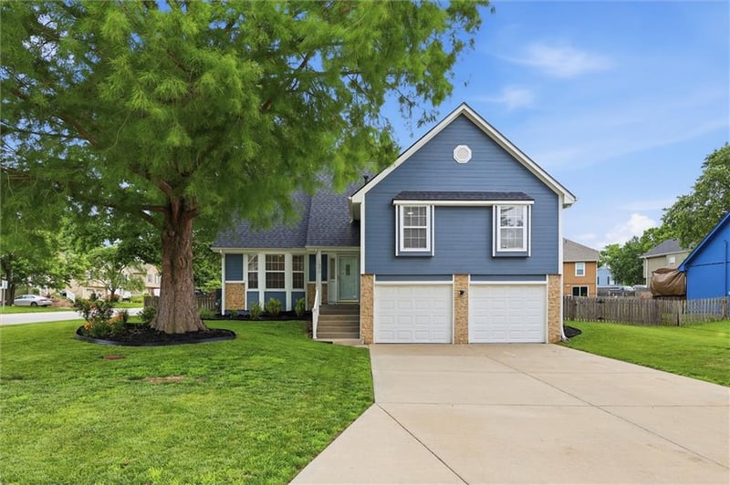 1906 Choctaw Dr, Greenwood, MO 64034
