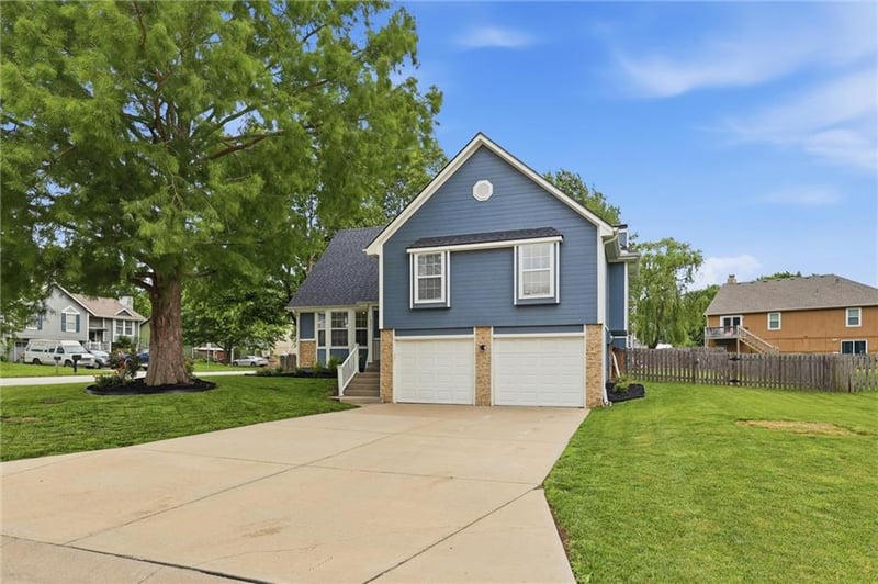1906 Choctaw Dr, Greenwood, MO 64034