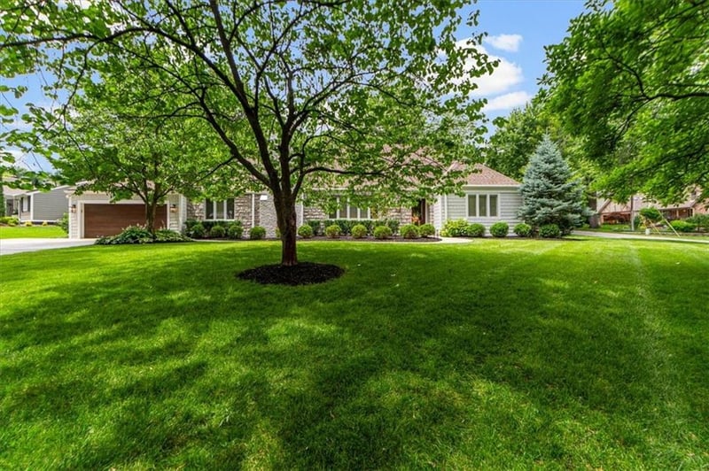 5726 Howe Dr, Fairway, KS 66205