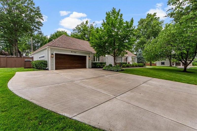 5726 Howe Dr, Fairway, KS 66205