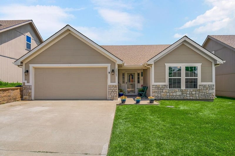 12209 N Pomona Ln, Kansas City, MO 64163
