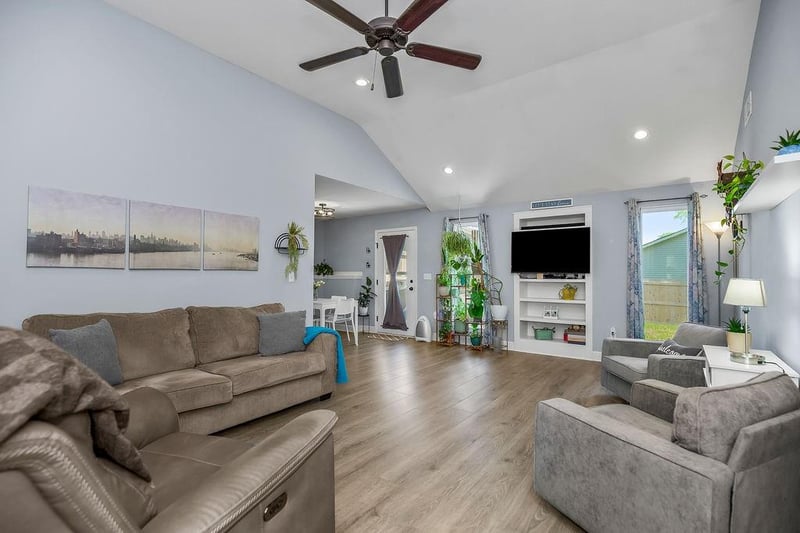 12209 N Pomona Ln, Kansas City, MO 64163