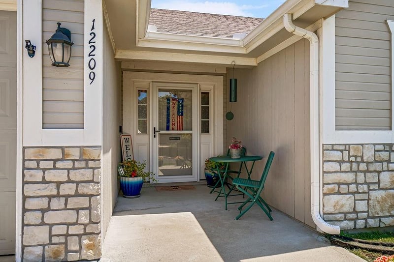 12209 N Pomona Ln, Kansas City, MO 64163