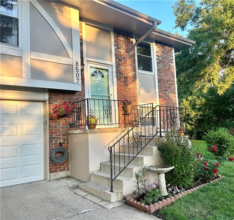 8507 Grandview Ave, Overland Park, KS 66212
