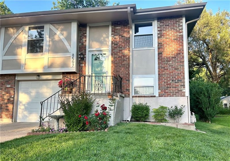 8507 Grandview Ave, Overland Park, KS 66212