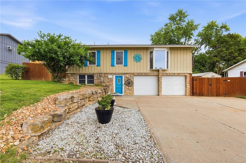 8430 Tauromee Ave, Kansas City, KS 66112