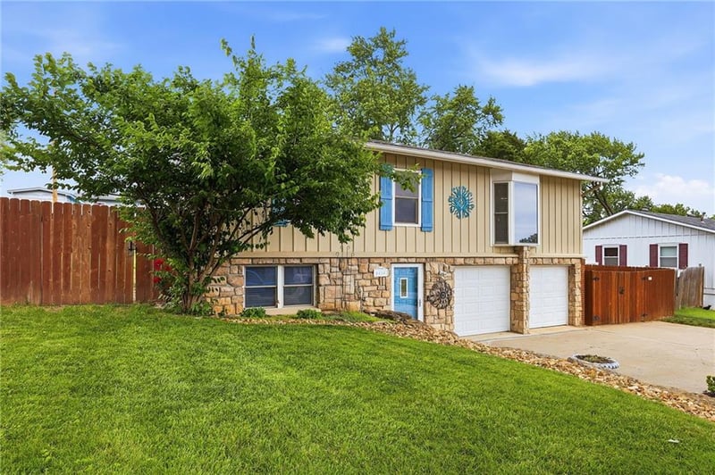 8430 Tauromee Ave, Kansas City, KS 66112