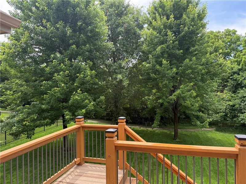1613 Shadow Valley Dr, Lee's Summit, MO 64064