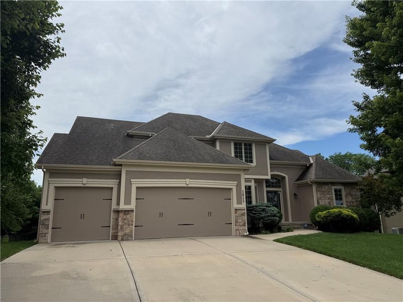 1613 Shadow Valley Dr, Lee's Summit, MO 64064