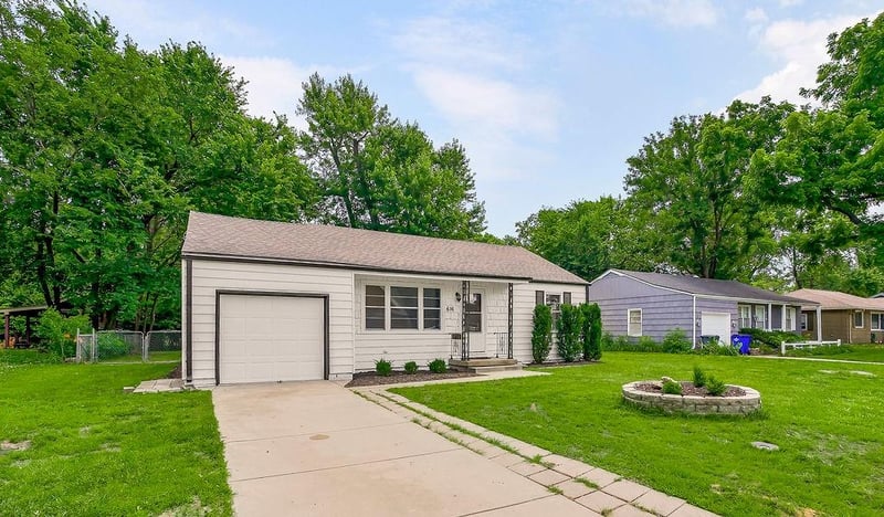 616 Lee Ave, Olathe, KS 66061