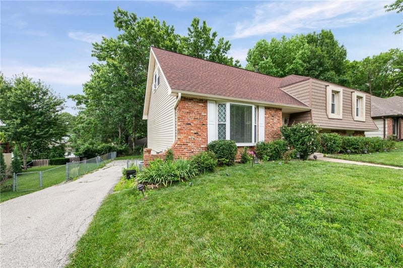 6819 Birch Ln, Kansas City, MO 64151