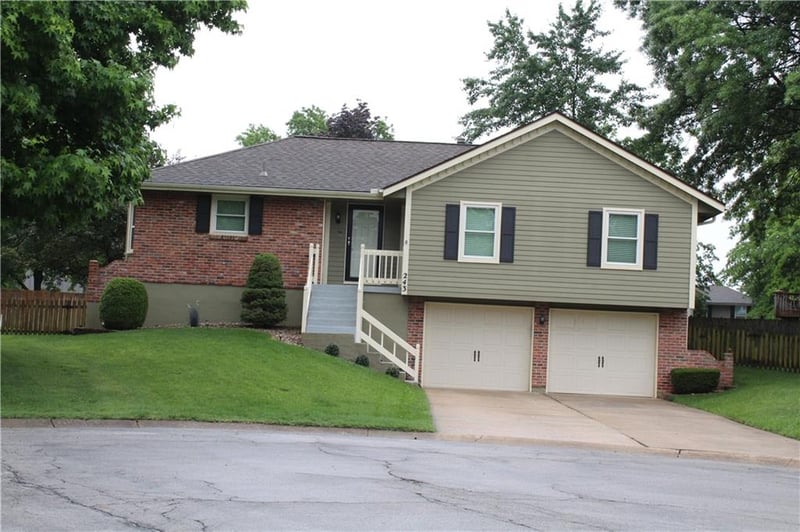 243 Brownfield Ct, Lee's Summit, MO 64063