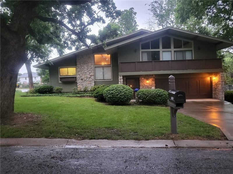 11703 102nd Pl, Overland Park, KS 66214