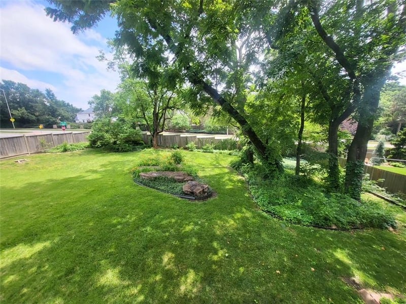 11703 102nd Pl, Overland Park, KS 66214