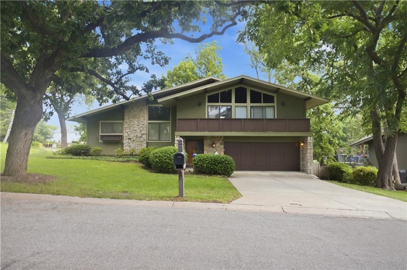 11703 102nd Pl, Overland Park, KS 66214