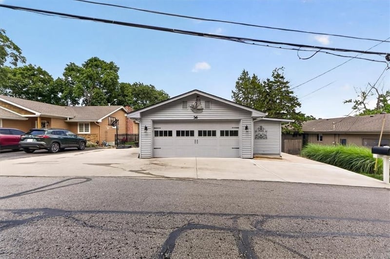 36 Beach Dr, Lake Tapawingo, MO 64015