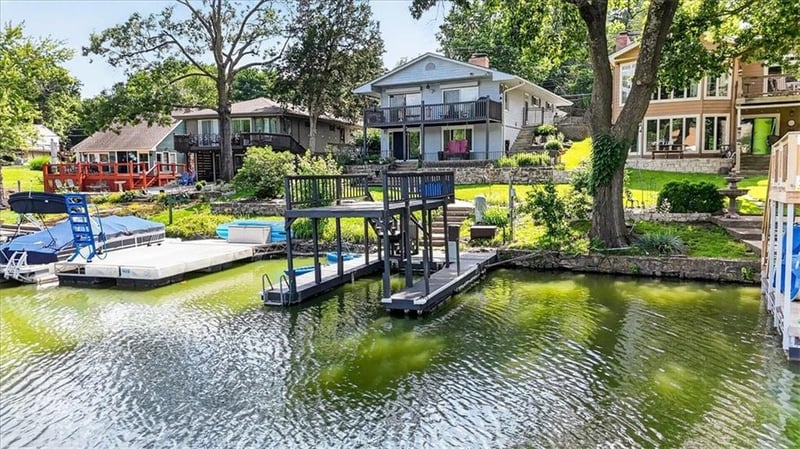 36 Beach Dr, Lake Tapawingo, MO 64015