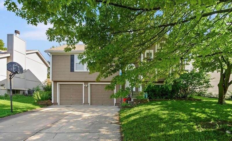 210 112th St, Kansas City, MO 64155
