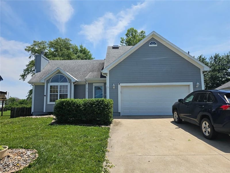 913 Applewood Ln, Belton, MO 64012