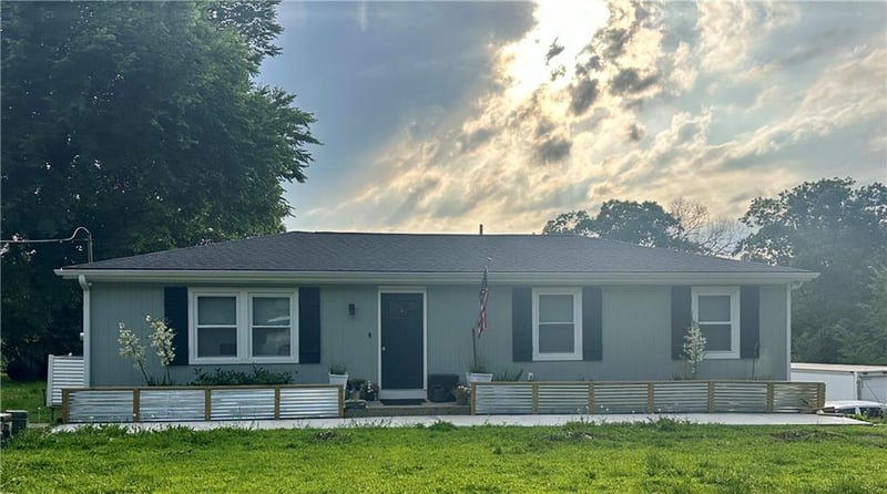 240 100th St, Edwardsville, KS 66111