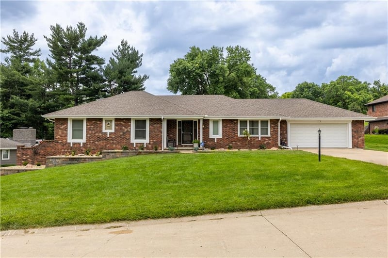 20 Stonecrest Dr, St Joseph, MO 64506